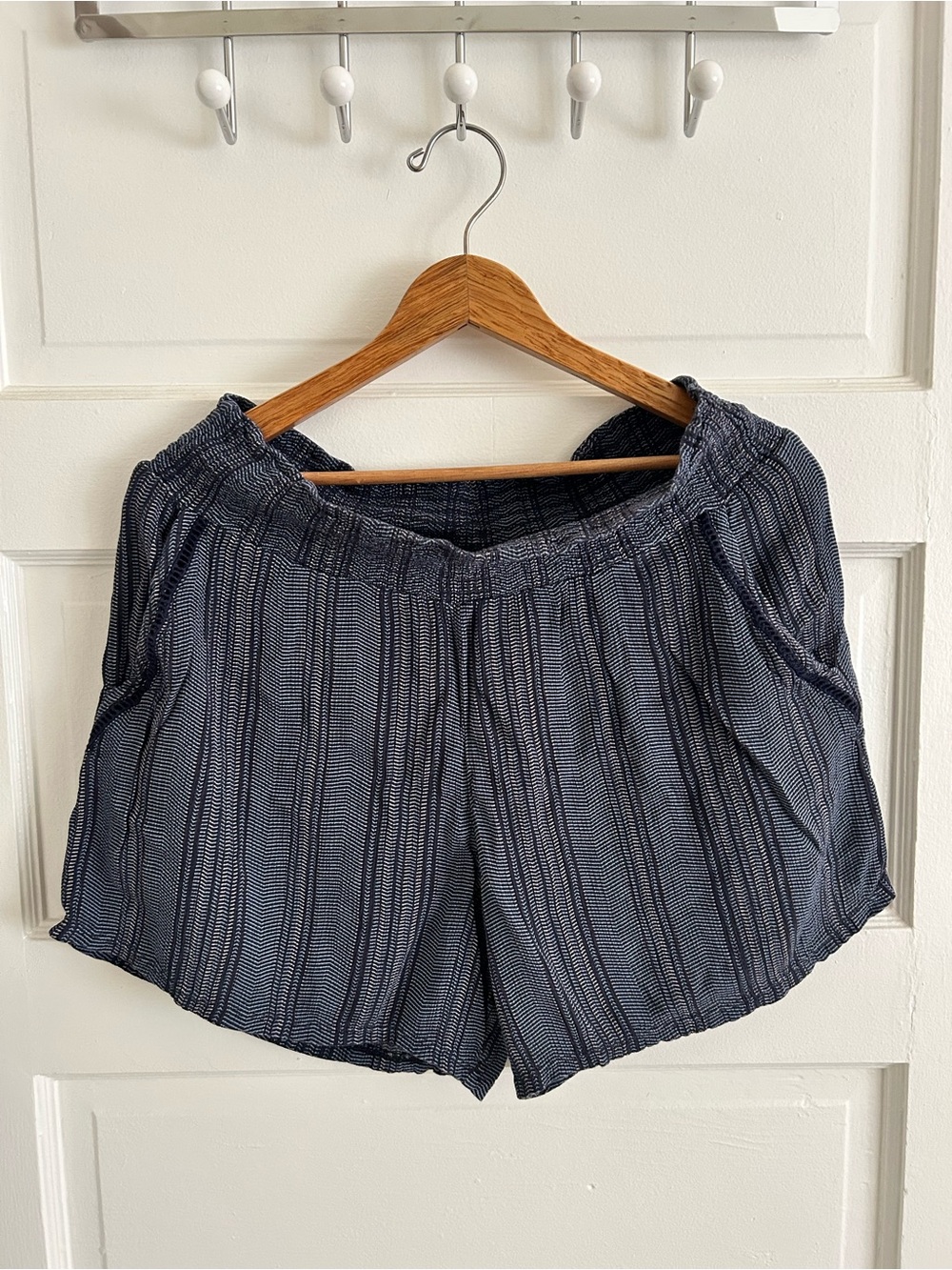 🩳 [Three Dots] 💯 Rayon Shorts, Navy Blue and White Stripes, Pockets, Size L, EUC